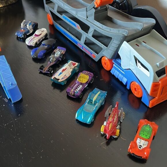 Mattel Hot Wheels Stunt & Go Track Set + 9 Hot Wheels Cars - Picture 9 of 12